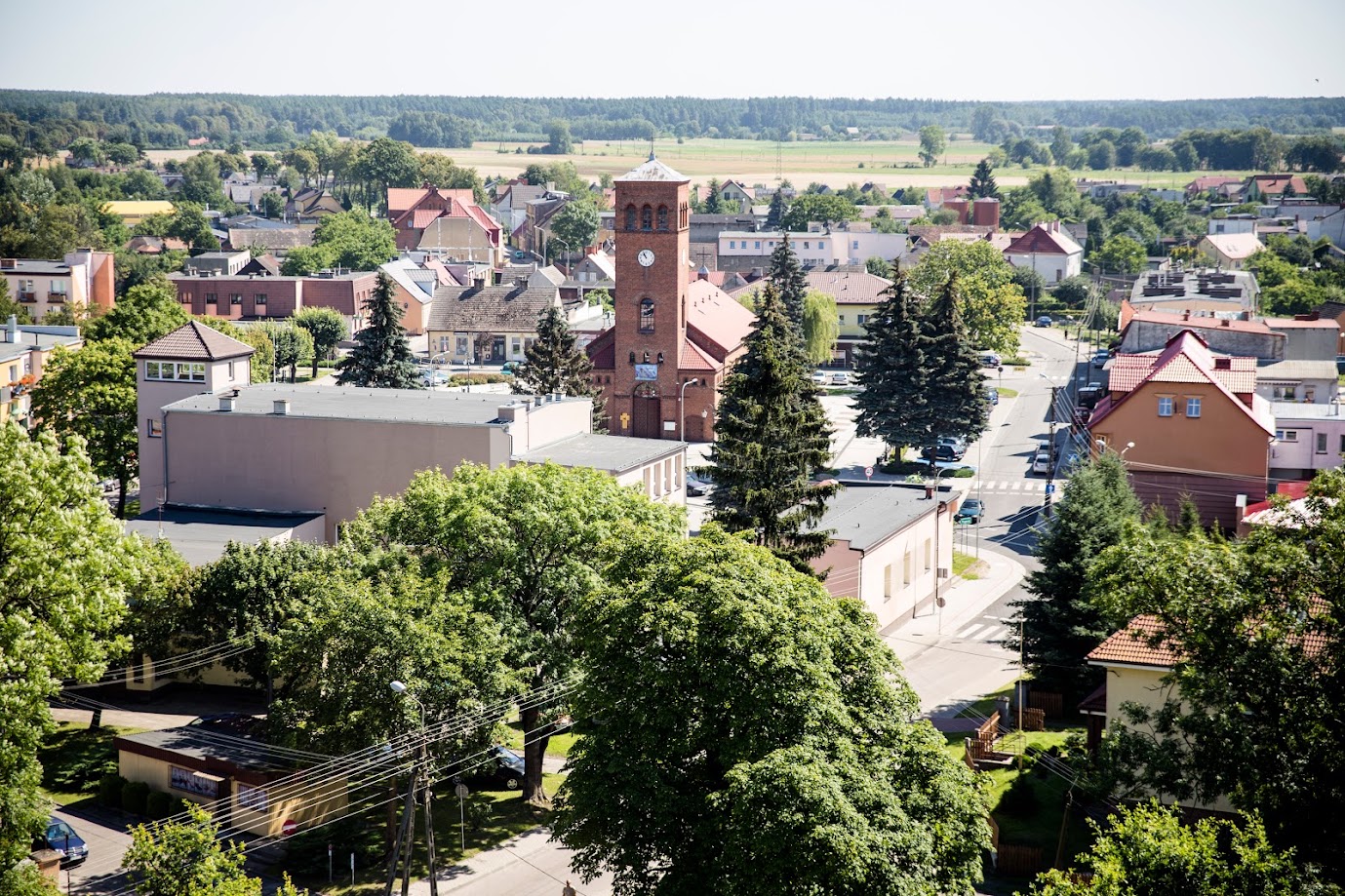 Panorama Krajenki z kościołem w centrum kadru